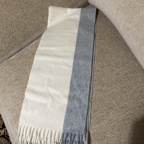EUC Vintage Ann Taylor White and Grey Cashmere Scarf & Glove Set - Picture 3 of 5